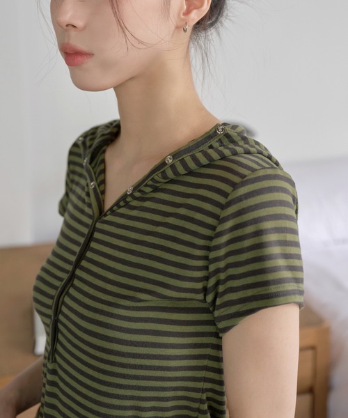 UNE MANSION(ユヌマンション)の「【UNE ORIGINAL】 シルバースナップボタンユニークストライプ ビッグフードTシャツカットソー(Tシャツ/カットソー・レディース・ピンク/バーガンディー/ブラック/カーキ・FREE)」の10枚目の写真