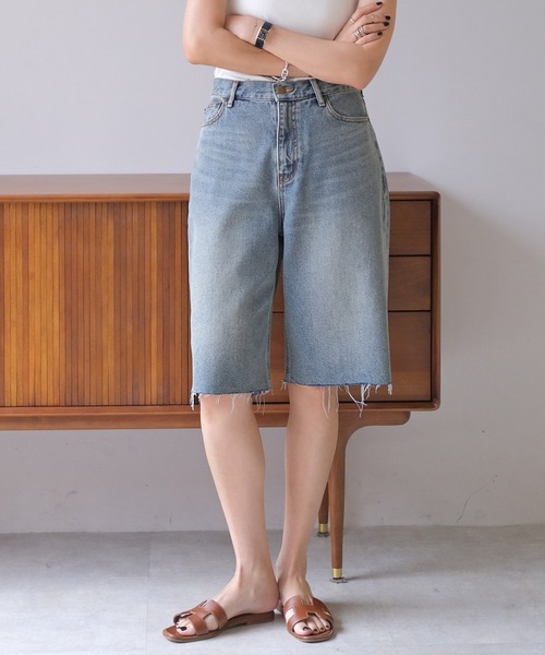 AKTE（アクテ）の「デニムハーフパンツ（デニムパンツ・レディース・ブラック/ブルー・1/2）」の2枚目の写真