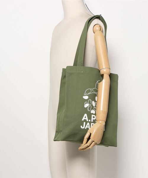 A.P.C.（アーペーセー）の「TOTE LOU EDAMAME（トートバッグ・メンズ・カーキ・ONESIZE）」の2枚目の写真
