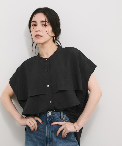 le cercle ADAM ET ROPE'(ルセルクルアダムエロペ)の「【セットアップ対応】タンブラーブッチャータックフリルブラウス(シャツ/ブラウス・レディース・チャコールグレー/ライトグレー/ダークブラウン・FREE)」の2枚目の写真