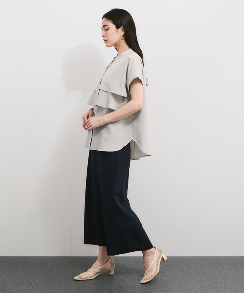 le cercle ADAM ET ROPE'(ルセルクルアダムエロペ)の「【セットアップ対応】タンブラーブッチャータックフリルブラウス(シャツ/ブラウス・レディース・チャコールグレー/ライトグレー/ダークブラウン・FREE)」の7枚目の写真