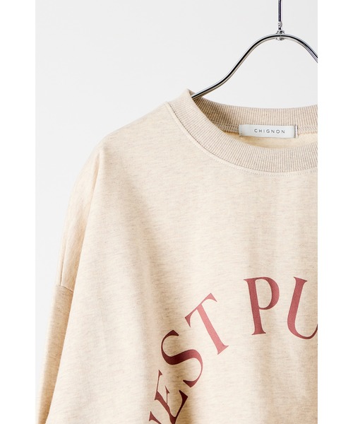 CHIGNON（シニヨン）の「【 CHIGNON / シニヨン 】カットオフロゴミニ裏毛プルオーバー（Tシャツ/カットソー・レディース・チャコール/ナチュラル・FREE）」の3枚目の写真