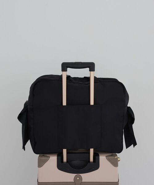 Maison de FLEUR（メゾンドフルール）の「サテンキャリーオンバッグ（ボストンバッグ・レディース・ピンク/ライトブルー/ライトピンク/ブラック・FREE）」の6枚目の写真