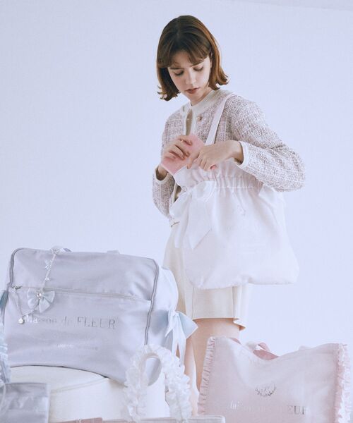 Maison de FLEUR（メゾンドフルール）の「サテンキャリーオンバッグ（ボストンバッグ・レディース・ピンク/ライトブルー/ライトピンク/ブラック・FREE）」の7枚目の写真
