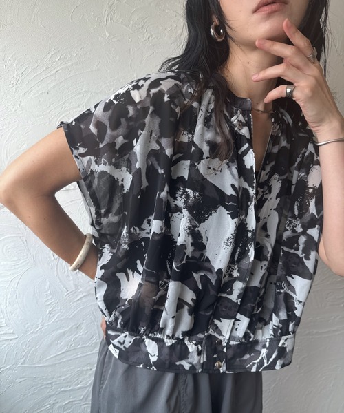 deux amour(ドゥーザムール)の「プリント生地ブルゾン(Tシャツ/カットソー・レディース・ブラウン/ブラック・M~L)」の2枚目の写真
