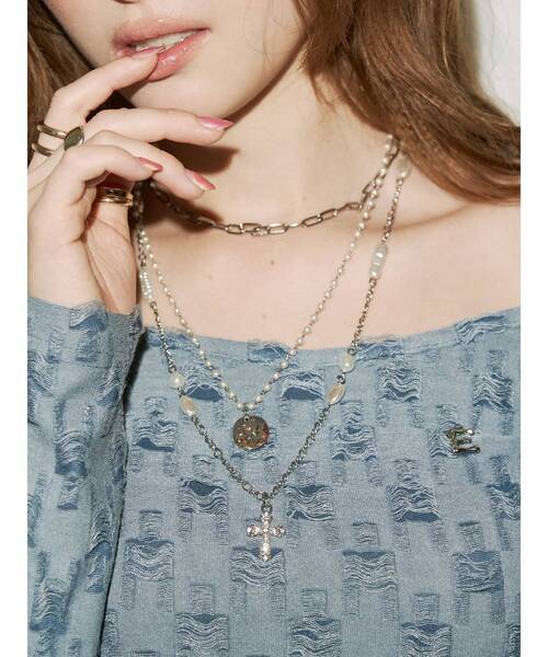 EVRIS（エヴリス）の「CROSS CHARM ロング3連ネックレス（ネックレス・レディース・ゴールド/シルバー・FREE）」の2枚目の写真