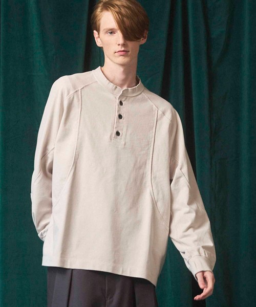 MAISON SPECIAL(メゾンスペシャル)の「《UNISEX》Curve switching Prime-Over Henry Neck Long Sleeve T-Shirt/カーブスウィッチングプライムオーバーヘンリーネックロングスリーブティーシャツ【MAISON SPECIAL/メゾンスペシャル】(Tシャツ/カットソー・メンズ・ブラック/グリーン/ライトグリーン/グレイッシュベージュ・0/1/2)」の2枚目の写真