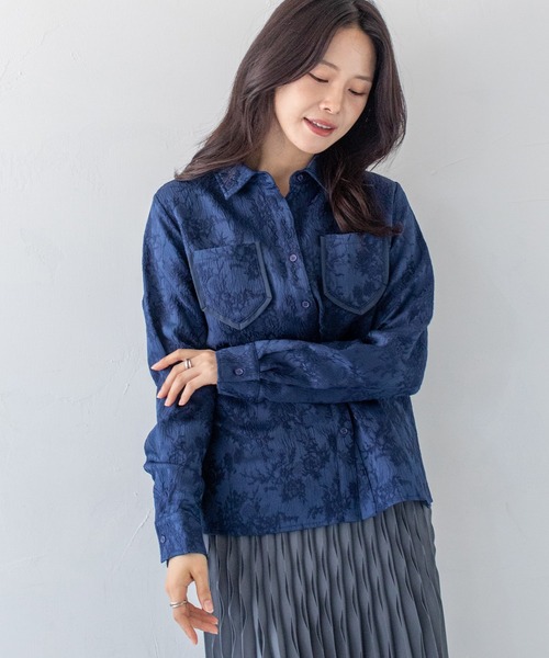 HER CLOSET(ハークローゼット)の「【HER CLOSET】25AW新作 ジャガード サテンシャツブラウス JACQUARD SATIN SHIRT BLOUSE(シャツ/ブラウス・レディース・ネイビー/スモークピンク/アイボリー・MEDIUM)」の1枚目の写真