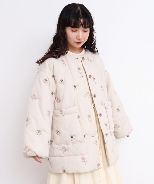 l'atelier du savon（アトリエドサボン）の「_お花のクロスステッチ　キルト刺繍コート（その他アウター・レディース・オフホワイト/ネイビー・FREE）」の2枚目の写真