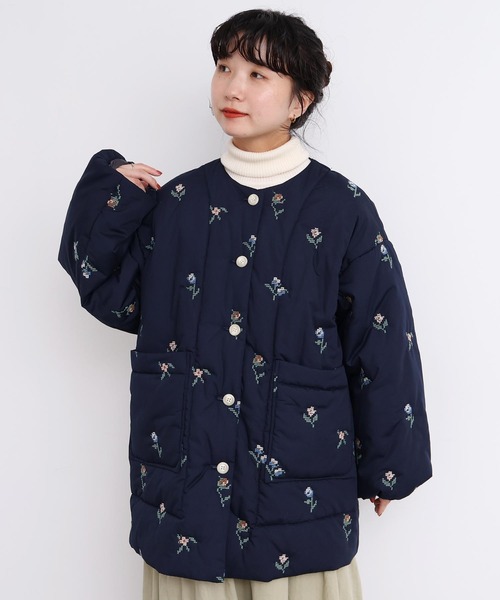 l'atelier du savon（アトリエドサボン）の「_お花のクロスステッチ　キルト刺繍コート（その他アウター・レディース・オフホワイト/ネイビー・FREE）」の10枚目の写真