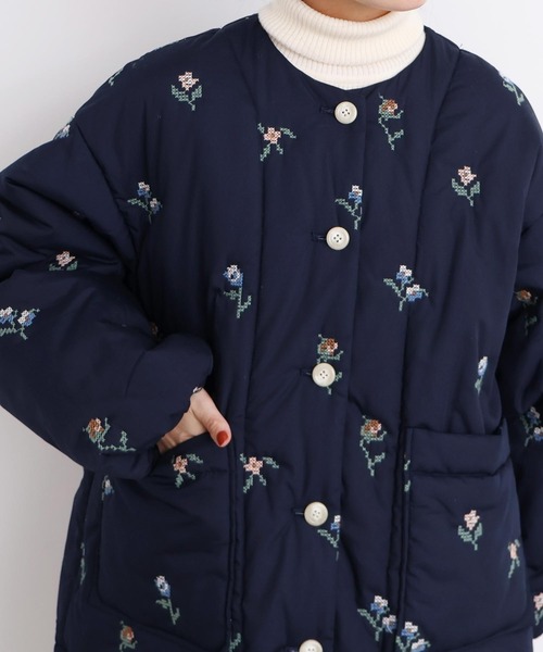 l'atelier du savon（アトリエドサボン）の「_お花のクロスステッチ　キルト刺繍コート（その他アウター・レディース・オフホワイト/ネイビー・FREE）」の9枚目の写真
