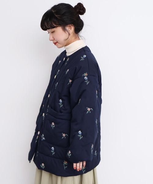 l'atelier du savon（アトリエドサボン）の「_お花のクロスステッチ　キルト刺繍コート（その他アウター・レディース・オフホワイト/ネイビー・FREE）」の12枚目の写真