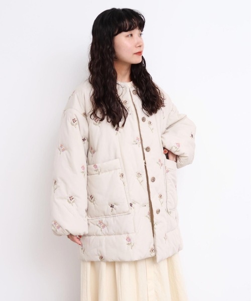 l'atelier du savon（アトリエドサボン）の「_お花のクロスステッチ　キルト刺繍コート（その他アウター・レディース・オフホワイト/ネイビー・FREE）」の6枚目の写真