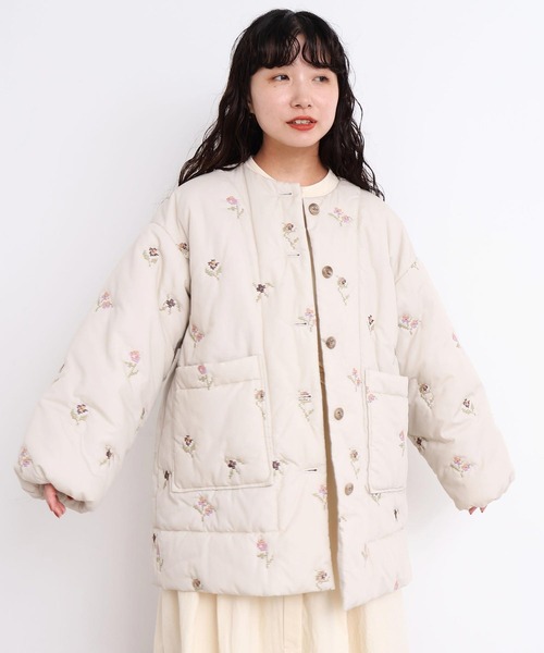 l'atelier du savon（アトリエドサボン）の「_お花のクロスステッチ　キルト刺繍コート（その他アウター・レディース・オフホワイト/ネイビー・FREE）」の3枚目の写真