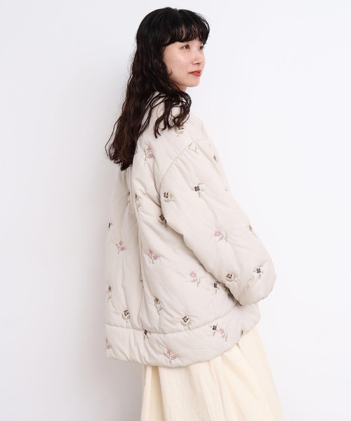 l'atelier du savon（アトリエドサボン）の「_お花のクロスステッチ　キルト刺繍コート（その他アウター・レディース・オフホワイト/ネイビー・FREE）」の5枚目の写真