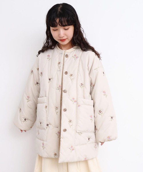 l'atelier du savon（アトリエドサボン）の「_お花のクロスステッチ　キルト刺繍コート（その他アウター・レディース・オフホワイト/ネイビー・FREE）」の8枚目の写真