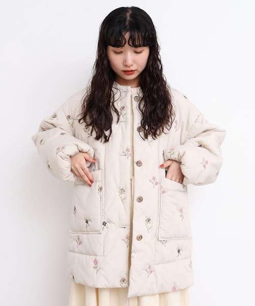 l'atelier du savon（アトリエドサボン）の「_お花のクロスステッチ　キルト刺繍コート（その他アウター・レディース・オフホワイト/ネイビー・FREE）」の4枚目の写真