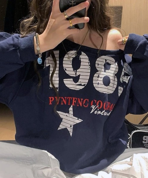 VIBGYOR(ヴィブジョー)の「オフショルダー1985ロゴプリント スウェット / 韓国 Y2K オフショルダー風 秋冬(CZ)(スウェット・レディース・ネイビー・FREE)」の2枚目の写真