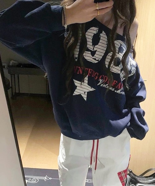 VIBGYOR(ヴィブジョー)の「オフショルダー1985ロゴプリント スウェット / 韓国 Y2K オフショルダー風 秋冬(CZ)(スウェット・レディース・ネイビー・FREE)」の3枚目の写真