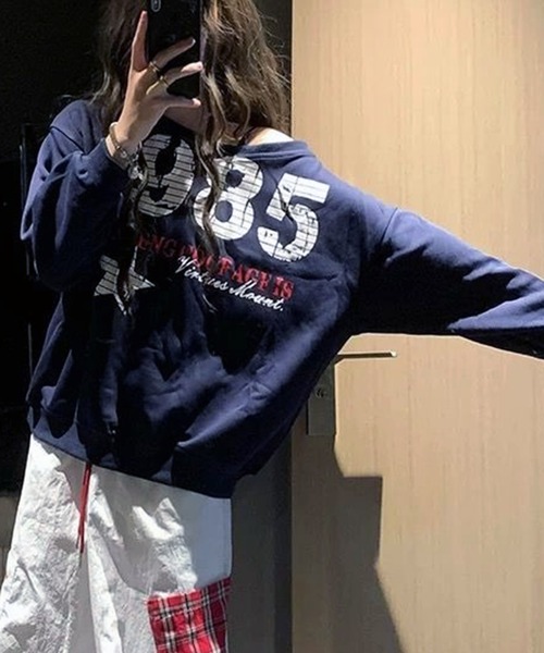 VIBGYOR(ヴィブジョー)の「オフショルダー1985ロゴプリント スウェット / 韓国 Y2K オフショルダー風 秋冬(CZ)(スウェット・レディース・ネイビー・FREE)」の4枚目の写真