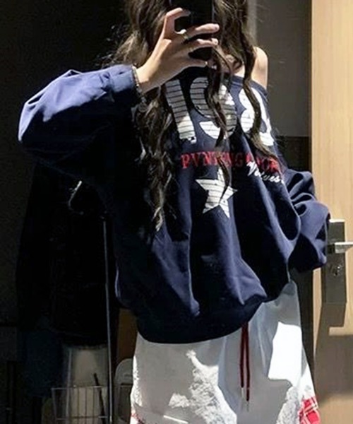 VIBGYOR(ヴィブジョー)の「オフショルダー1985ロゴプリント スウェット / 韓国 Y2K オフショルダー風 秋冬(CZ)(スウェット・レディース・ネイビー・FREE)」の5枚目の写真