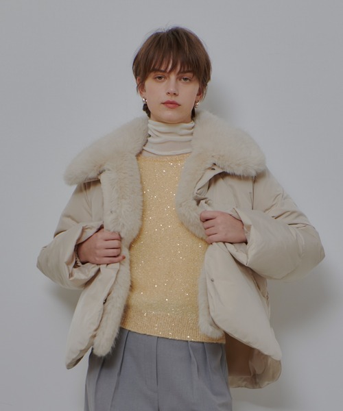 allureville（アルアバイル）の「ファーカラーショートダウンコート（ダウンジャケット/コート・レディース・ブラック/ライトベージュ・2）」の2枚目の写真