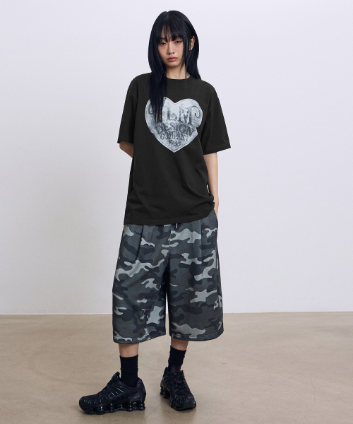 F.ILLUMINATE(フィルミネイト)の「FLM ヴィンテージハートグラフィックTシャツ-ブラック(Tシャツ/カットソー・レディース・その他・SMALL/MEDIUM/LARGE)」の4枚目の写真