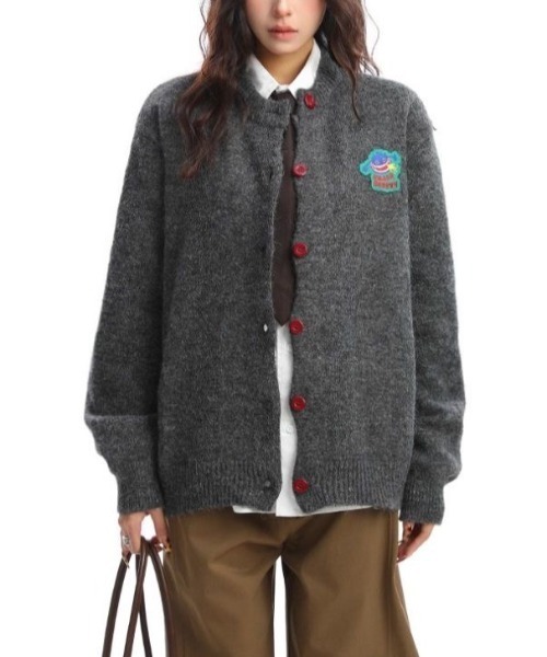 FreeZone（フリーゾーン）の「赤ボタン×刺繍ワッペン ニットカーディガン（ニット/セーター・メンズ・ダークグレー・F）」の2枚目の写真