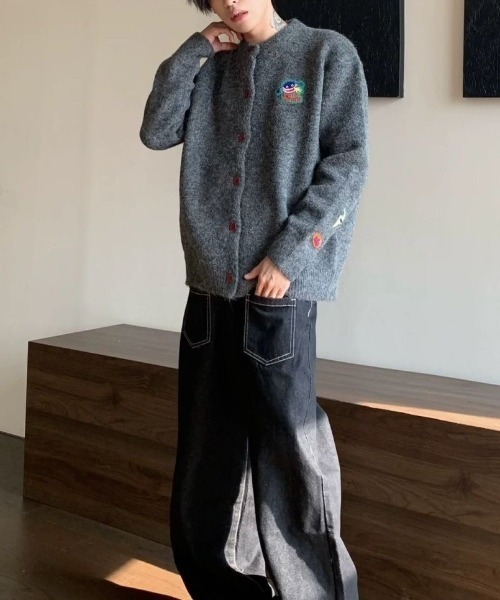 FreeZone（フリーゾーン）の「赤ボタン×刺繍ワッペン ニットカーディガン（ニット/セーター・メンズ・ダークグレー・F）」の11枚目の写真