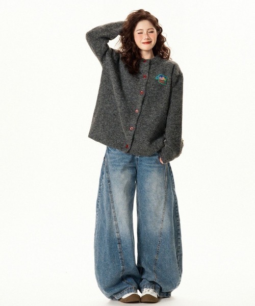 FreeZone（フリーゾーン）の「赤ボタン×刺繍ワッペン ニットカーディガン（ニット/セーター・メンズ・ダークグレー・F）」の17枚目の写真
