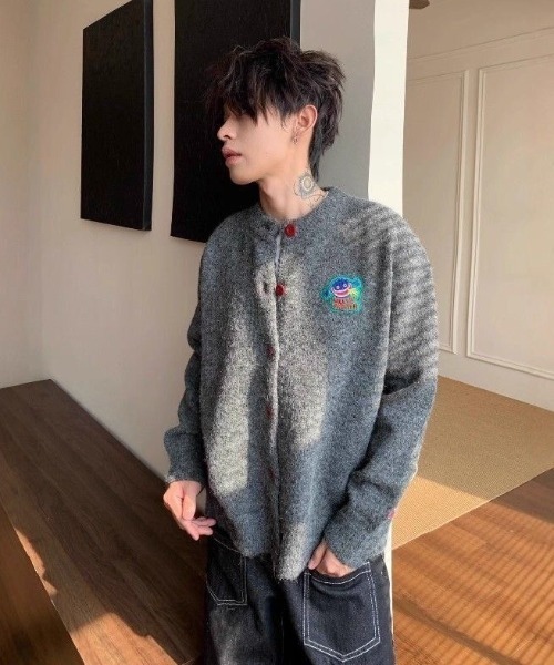 FreeZone（フリーゾーン）の「赤ボタン×刺繍ワッペン ニットカーディガン（ニット/セーター・メンズ・ダークグレー・F）」の22枚目の写真