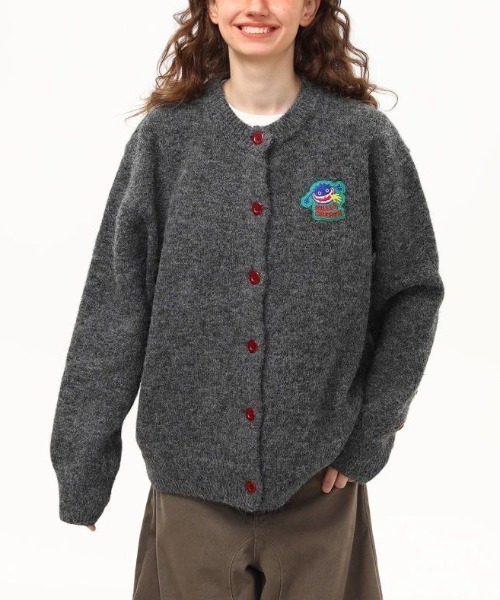 FreeZone（フリーゾーン）の「赤ボタン×刺繍ワッペン ニットカーディガン（ニット/セーター・メンズ・ダークグレー・F）」の5枚目の写真