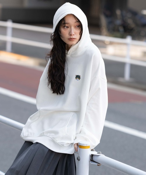 WEGO(ウィゴー)の「WEGO/ワンポイント刺繍プルパーカー(パーカー・メンズ・グレー系その他/ブラック/アッシュグレー/ブルー/ホワイト/スミクロ・LARGE/SMALL/MEDIUM)」の2枚目の写真