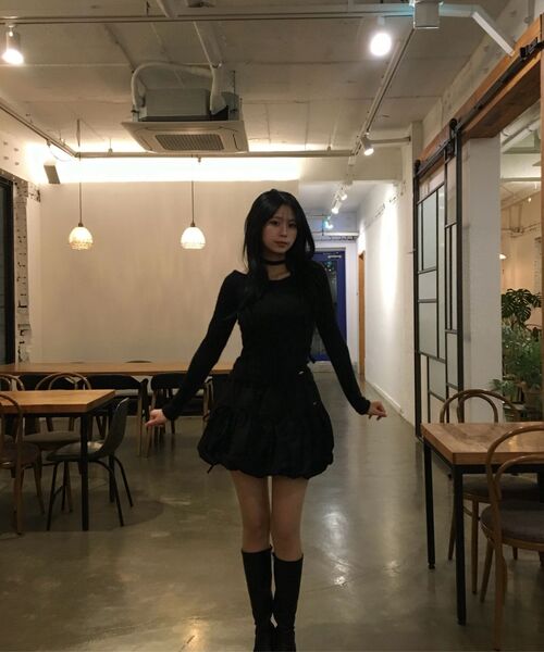 Vivacious(ビバシャス)の「Kiss Contour Line Knit_4Colors(ニット/セーター・レディース・チャコール/ブラック/アイボリー/ブラウン・SMALL/MEDIUM)」の5枚目の写真