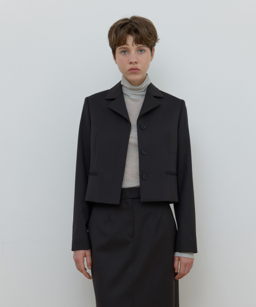 Majournee(マジョネ)の「SINGLE HIDDEN CROP JACKET_BROWN(テーラードジャケット・レディース・ブラウン・SMALL/MEDIUM)」の1枚目の写真