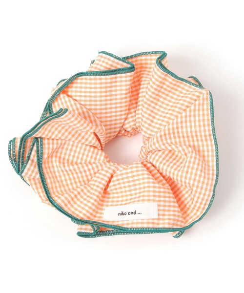 niko and...(ニコアンド)の「ギンガムチェック柄BIGシュシュ(シュシュ・レディース・ブラック/オレンジ/パープル・0)」の1枚目の写真