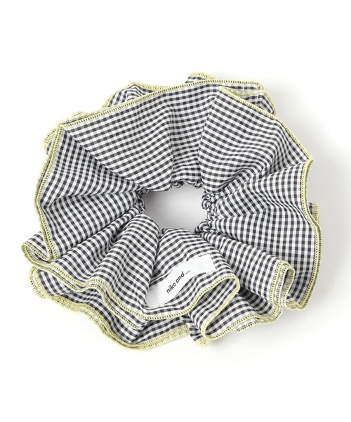 niko and...(ニコアンド)の「ギンガムチェック柄BIGシュシュ(シュシュ・レディース・ブラック/オレンジ/パープル・0)」の2枚目の写真