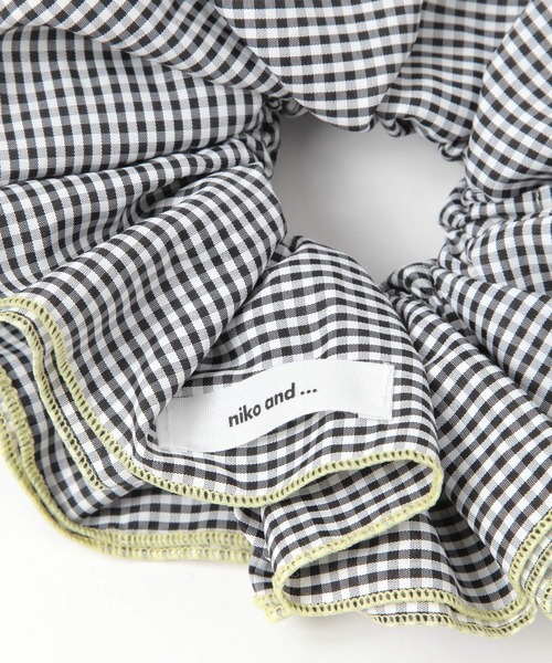 niko and...(ニコアンド)の「ギンガムチェック柄BIGシュシュ(シュシュ・レディース・ブラック/オレンジ/パープル・0)」の4枚目の写真