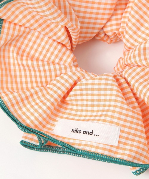niko and...(ニコアンド)の「ギンガムチェック柄BIGシュシュ(シュシュ・レディース・ブラック/オレンジ/パープル・0)」の5枚目の写真