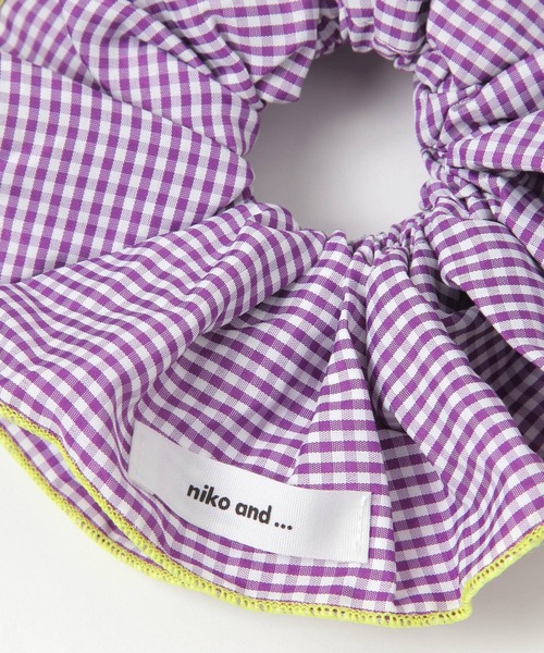 niko and...(ニコアンド)の「ギンガムチェック柄BIGシュシュ(シュシュ・レディース・ブラック/オレンジ/パープル・0)」の6枚目の写真