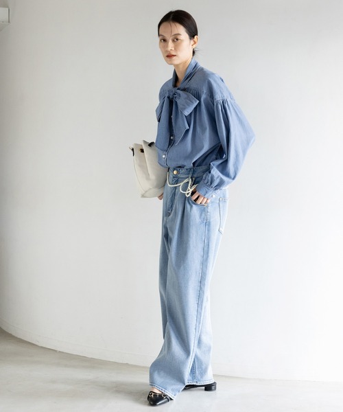 Elura(エルーラ)の「デニムボウタイブラウス/646532(シャツ/ブラウス・レディース・ライトブルー/ブルー・FREE)」の4枚目の写真