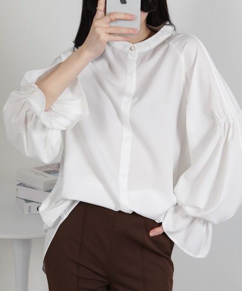 pumpkin port(パンプキンポート)の「ビッグサイズ ロング丈 袖シャーリング シャツブラウス(シャツ/ブラウス・レディース・オフホワイト/ホワイト×ブラック/ブラック×ホワイト/ホワイト・M/S/L)」の2枚目の写真