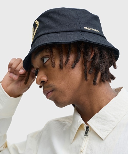 FRED PERRY（フレッドペリー）の「Bold Branding Canvas Bucket Hat／ボールドロゴキャンバスバケットハット（ハット・メンズ・ブラック・L）」の3枚目の写真