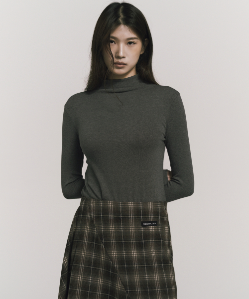 NICK&NICOLE（ニックアンドニコール）の「[ESSENTIAL] HIGH NECK SLIM TOP_CHARCOAL（Tシャツ/カットソー・レディース・その他・FREE）」の2枚目の写真