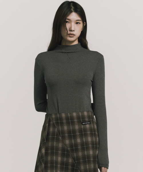 NICK&NICOLE（ニックアンドニコール）の「[ESSENTIAL] HIGH NECK SLIM TOP_CHARCOAL（Tシャツ/カットソー・レディース・その他・FREE）」の3枚目の写真