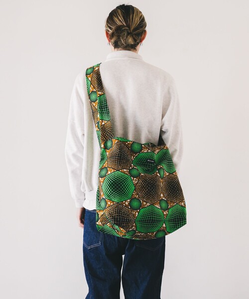 bpr BEAMS(ビーピーアール ビームス )の「バティック ショルダー エコ バッグ 2026(ショルダーバッグ・レディース・グリーン系その他/ブルー系その他/ピンク系その他/ブラック系その他・ONE SIZE)」の2枚目の写真