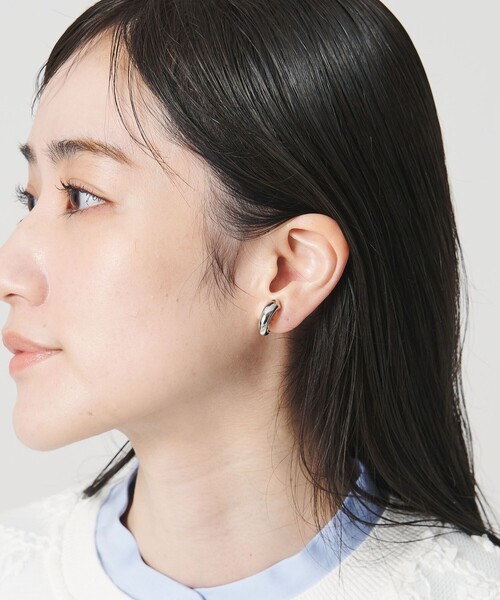 UNITED ARROWS（ユナイテッドアローズ）の「NRW C イヤリング（イヤリング・レディース・ゴールド/シルバー・FREE）」の4枚目の写真