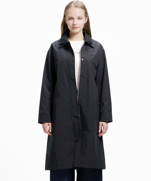 LACOSTE（ラコステ）の「撥水 ダブルカラー BACHプリーツ ロングスプリングコート（ステンカラーコート・レディース・ベージュ/ブラック・34/40/36/38）」の2枚目の写真