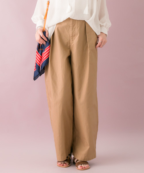URBAN RESEARCH(アーバンリサーチ)の「UR ワイドタックチノパンツ(チノパンツ・レディース・ベージュ/ネイビー・38/36)」の2枚目の写真