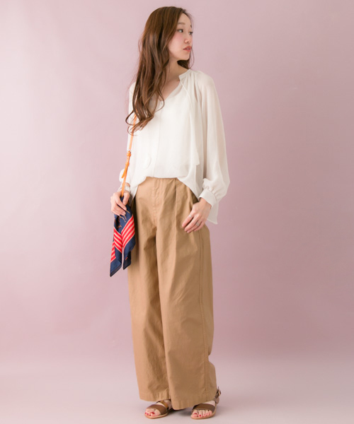 URBAN RESEARCH(アーバンリサーチ)の「UR ワイドタックチノパンツ(チノパンツ・レディース・ベージュ/ネイビー・38/36)」の3枚目の写真